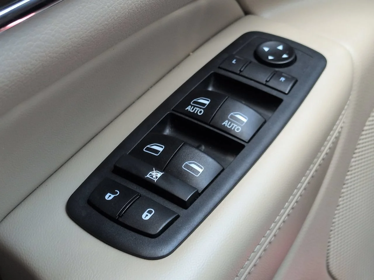 Used 2018 Granite Crystal Metallic Clearcoat Jeep Limited image 25