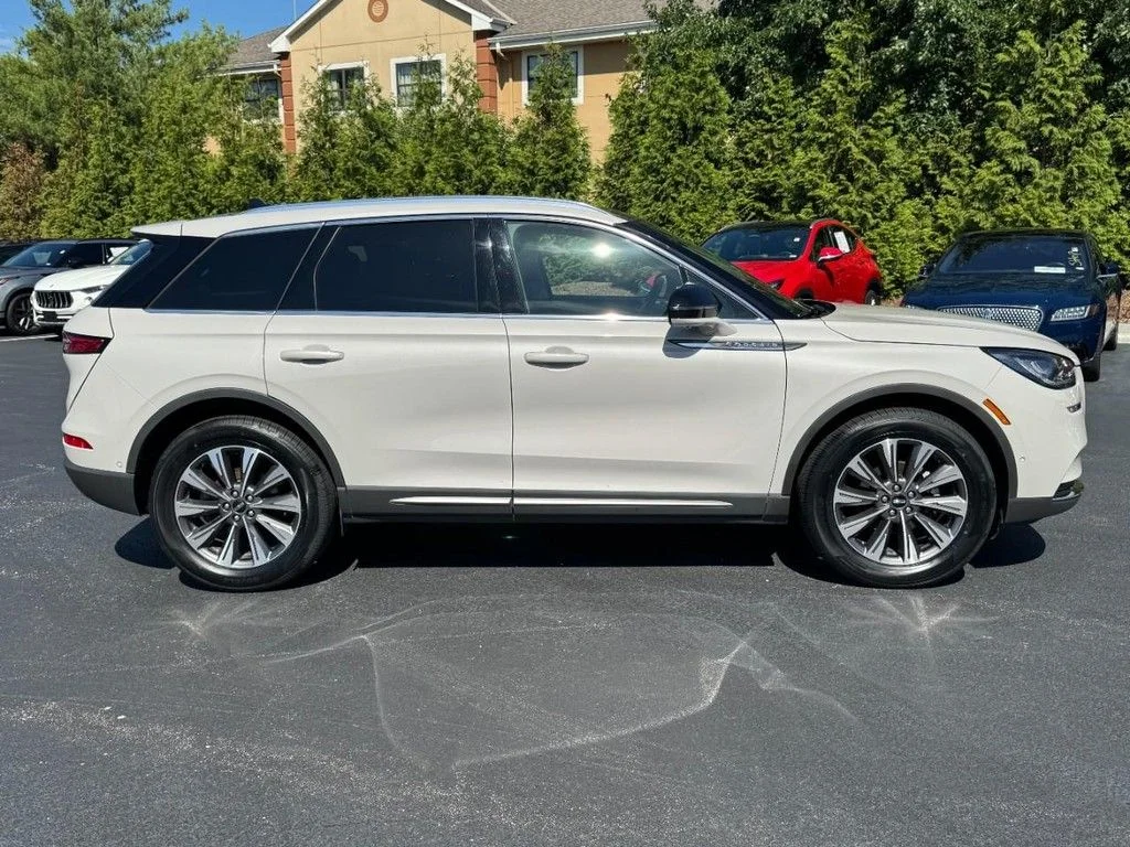 Used 2022 Pearl Metallic Lincoln Reserve image 2