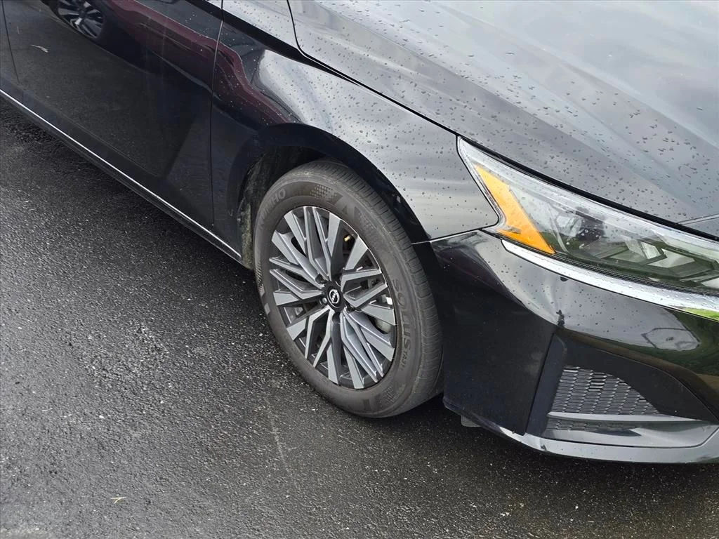 Used 2025 Black Nissan 2.5 SV image 17