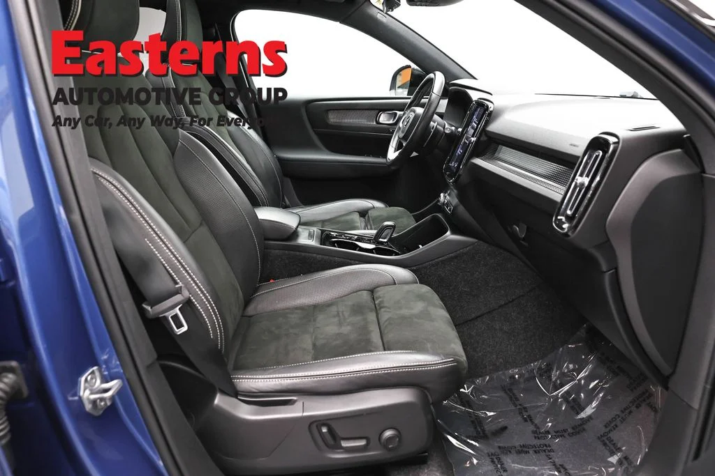 Used 2020 Blue Volvo R-Design image 24