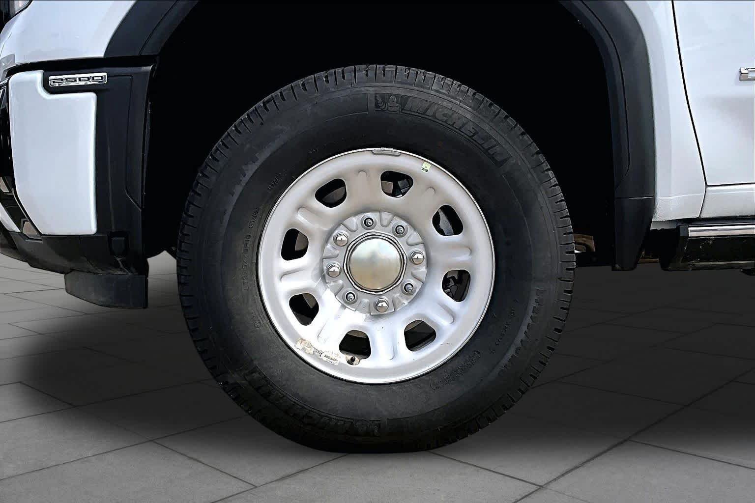 Used 2026 Glacier White Tricoat GMC Denali Ultimate image 12