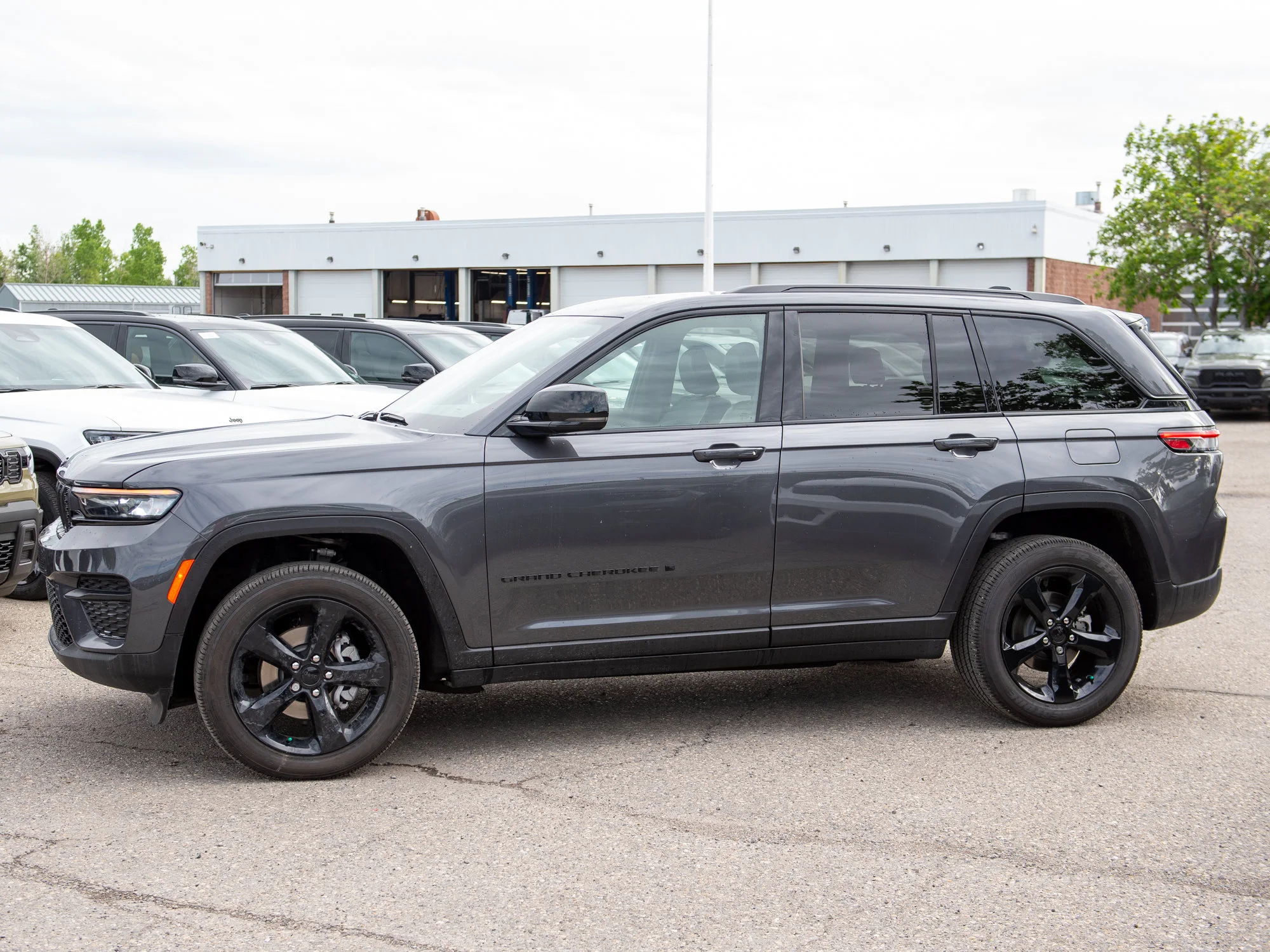 New 2025 Grey Jeep Altitude* image 2