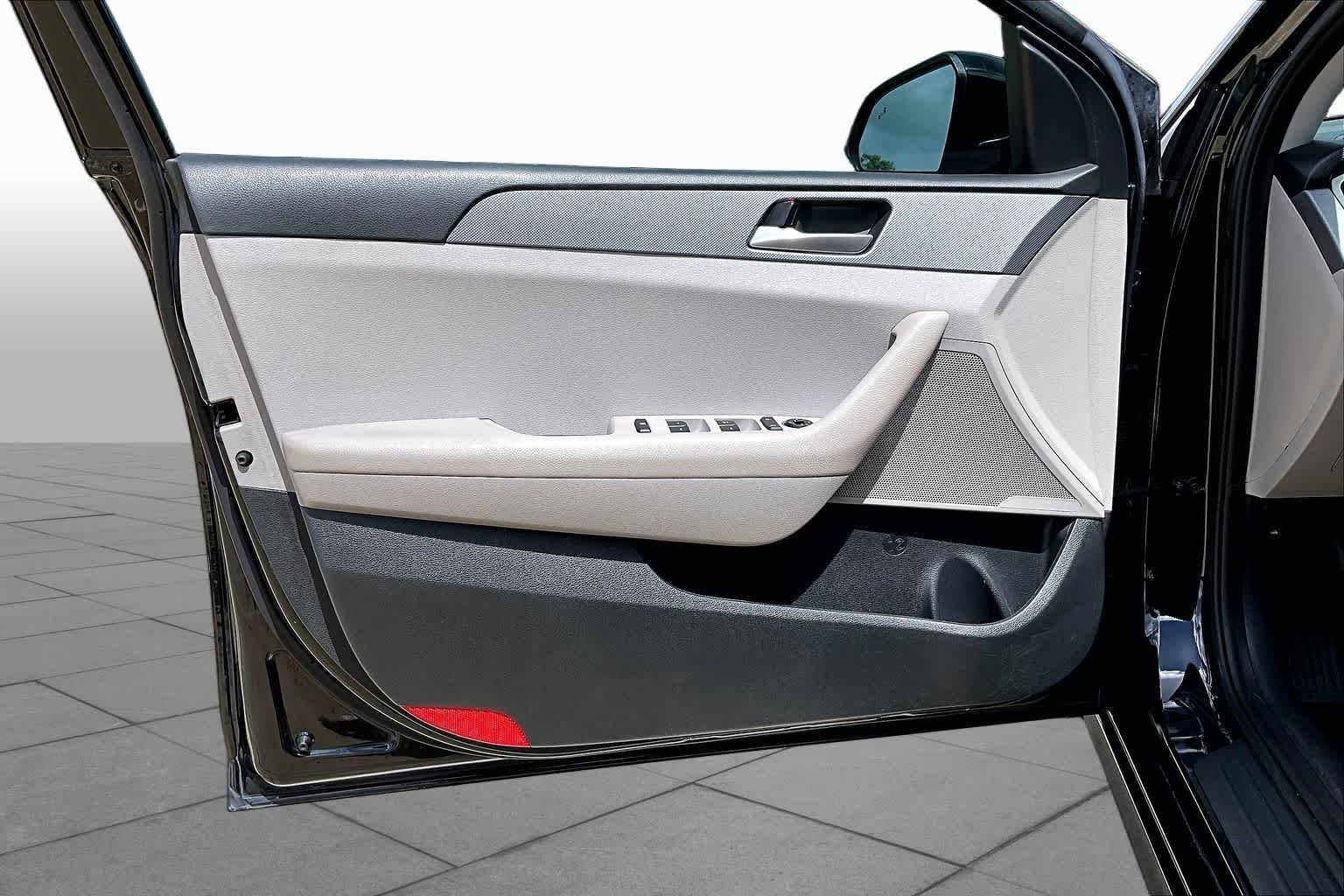 Used 2019 Phantom Black Hyundai SE image 20