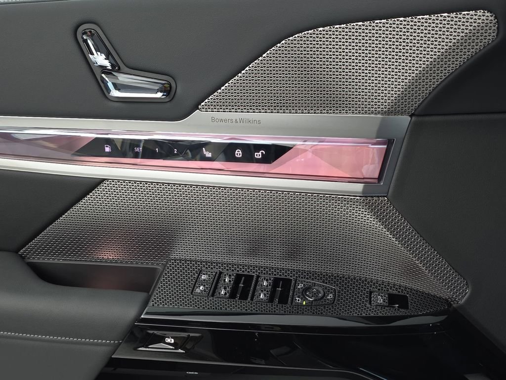 New 2026 Black Sapphire Metallic BMW 750e xDrive image 27