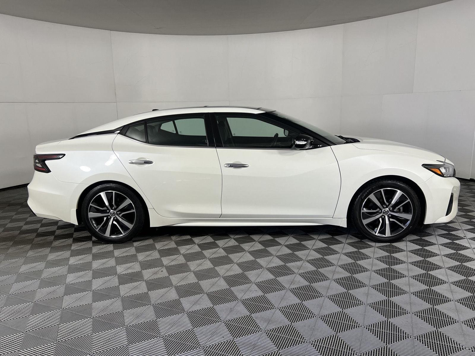 Used 2020 Pearl White Tricoat Nissan SL image 11