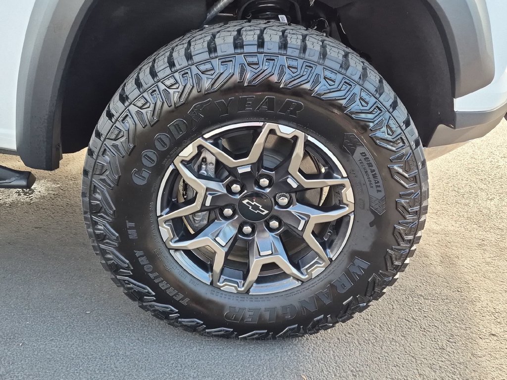 Used 2025 Summit White Chevrolet ZR2 image 30