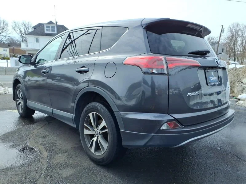 Used 2018 Gray Toyota XLE Sport Utility 4D image 5