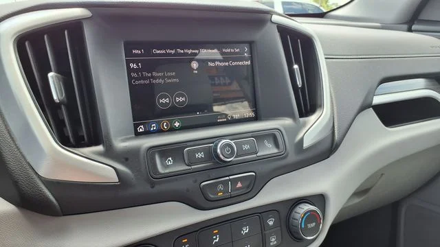 Used 2023 White GMC SLE image 23