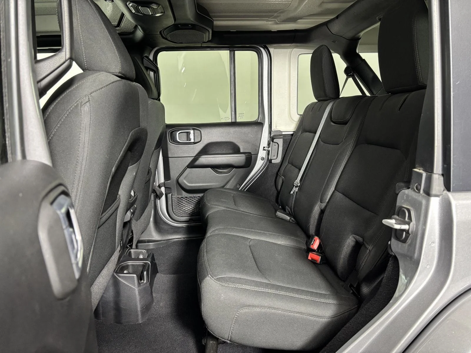 Used 2020 Billet Silver Metallic Jeep Sahara image 13