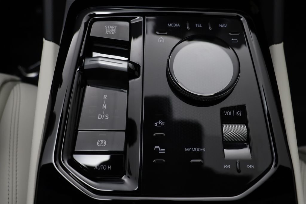 New 2027 Carbon Black Metallic BMW 530i xDrive image 13