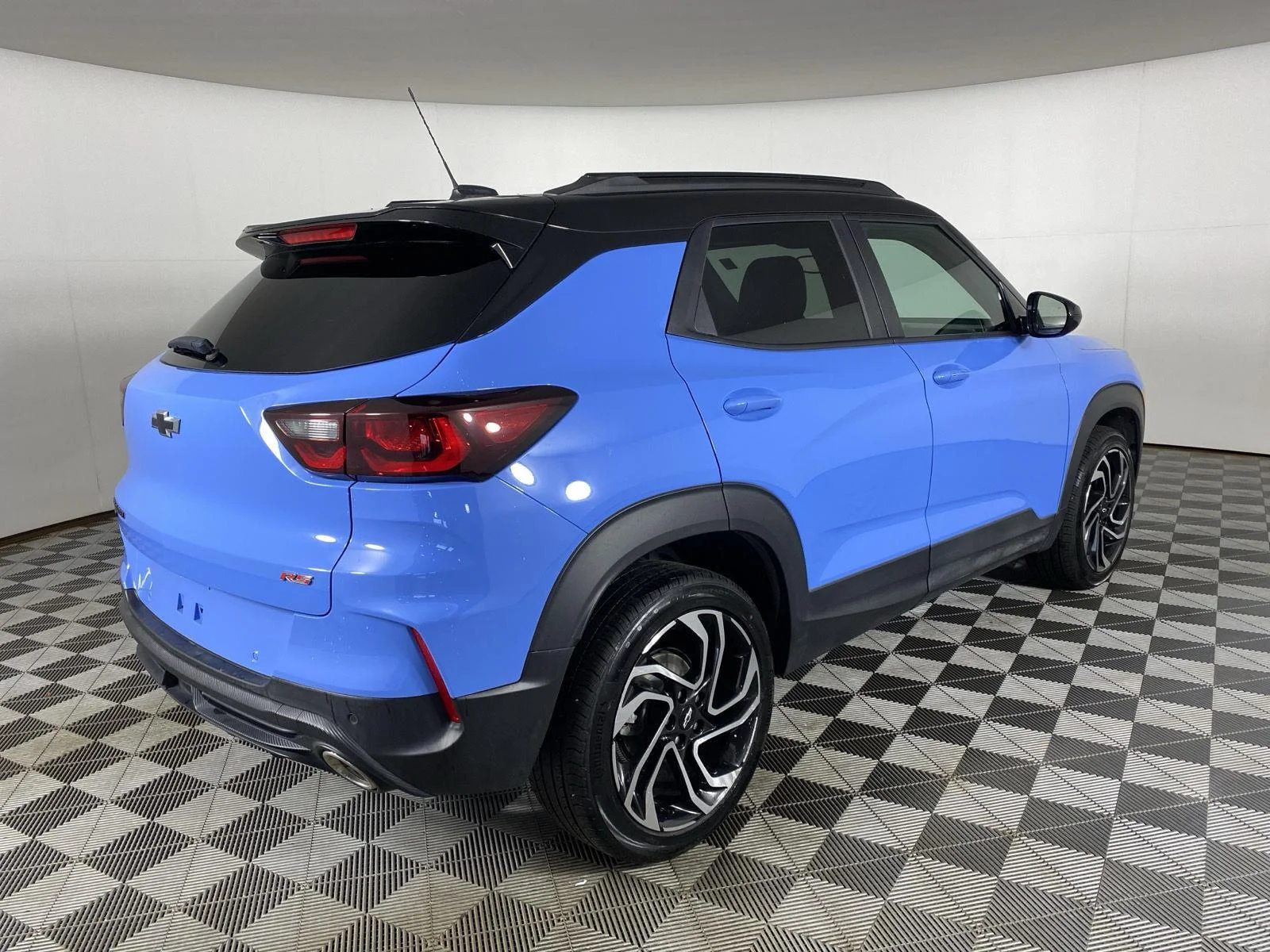 Used 2024 Fountain Blue Chevrolet RS image 7