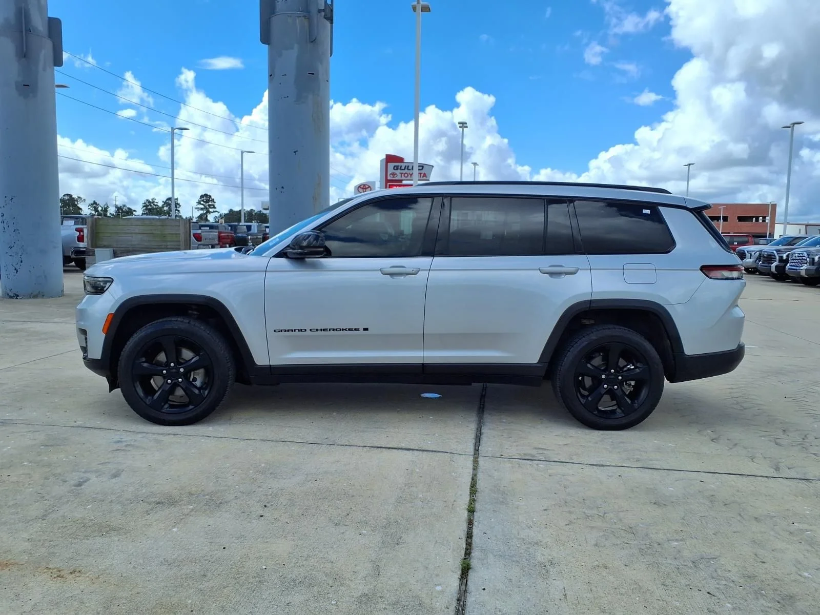 Used 2023 Silver Jeep Altitude image 8