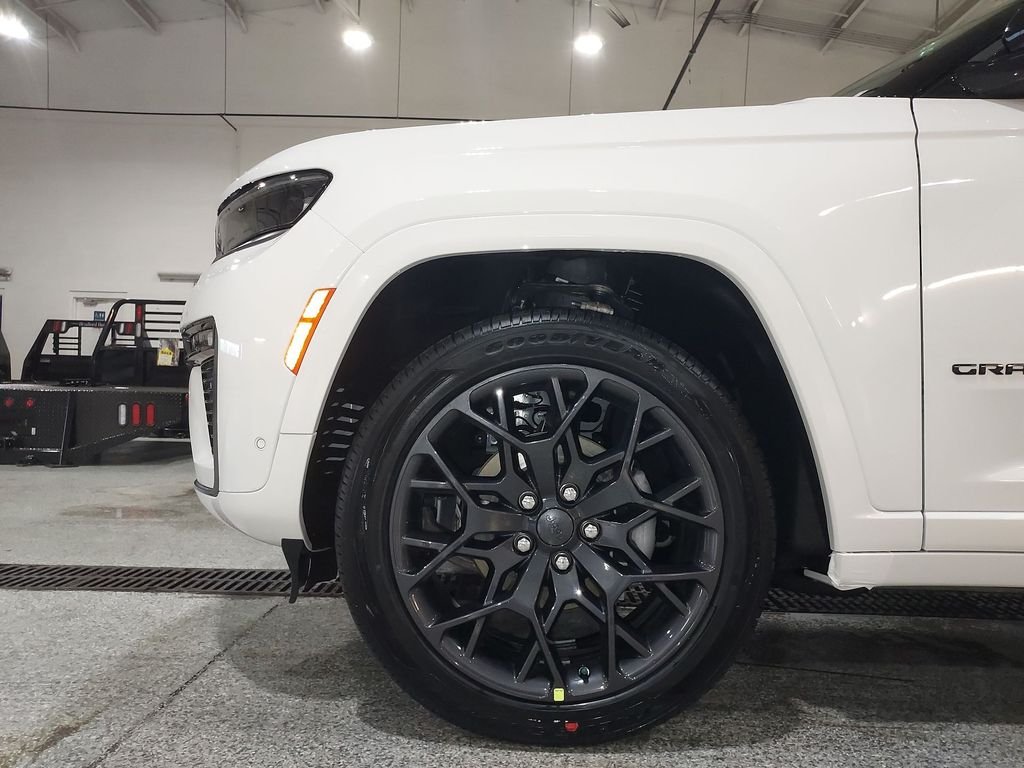 New 2026 Bright White Clear-Coat Exterior Paint Jeep Summit image 16