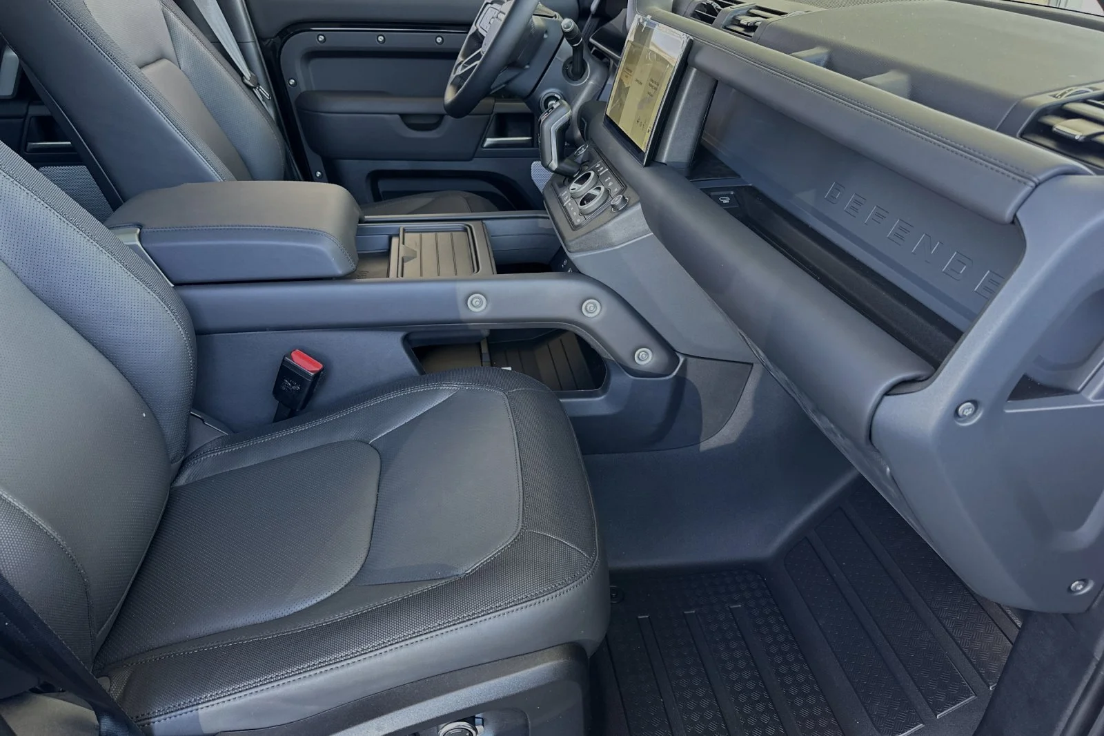 New 2024 Santorini Black Land Rover X-Dynamic SE image 15