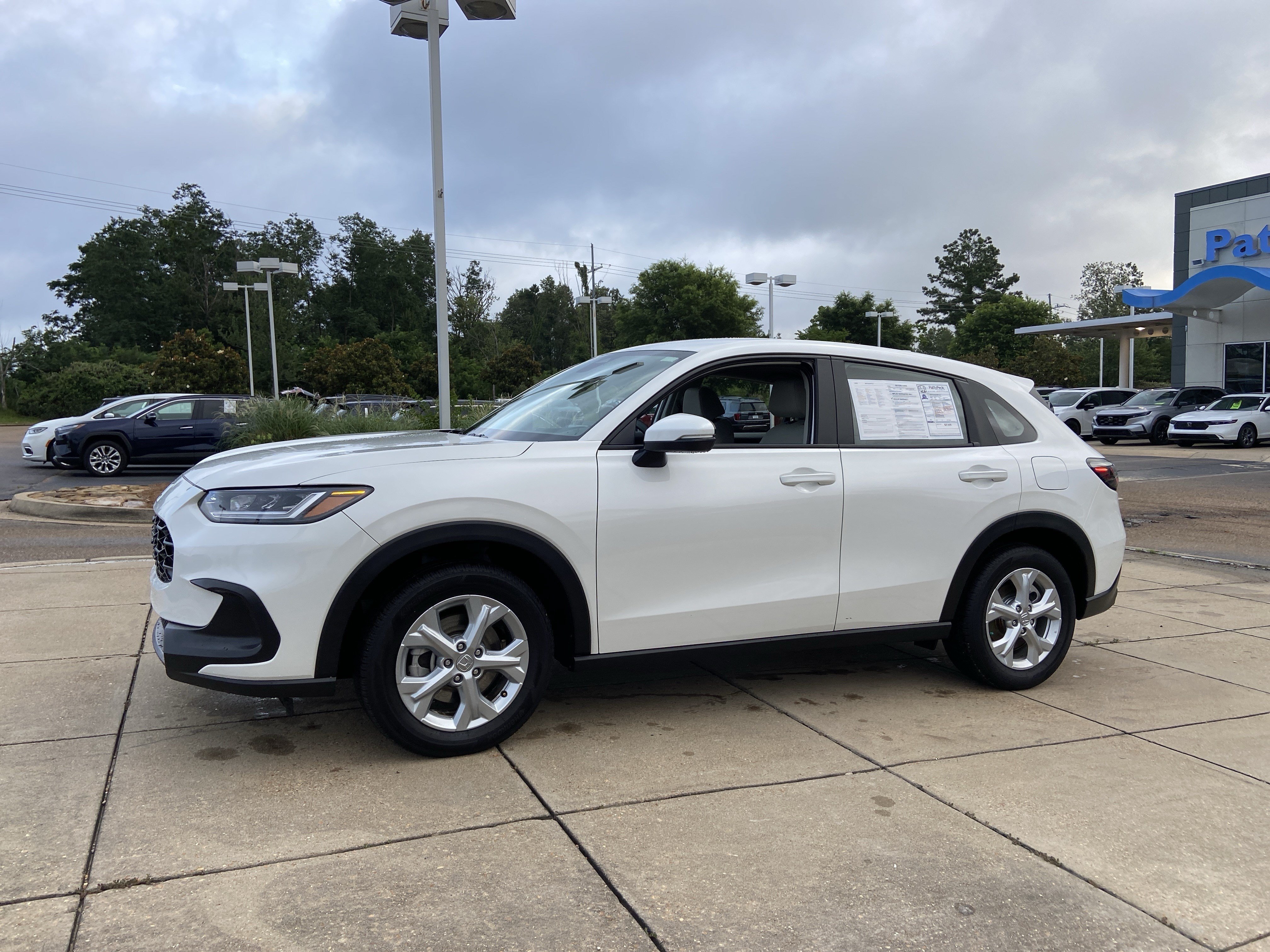 Used 2025 Platinum White Pearl Honda LX image 6