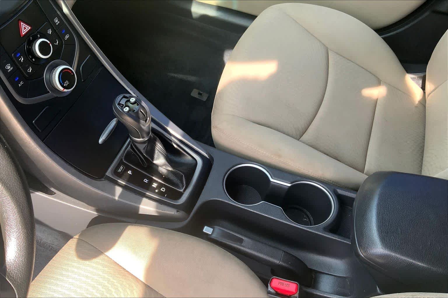 Used 2014 Geranium Red Hyundai SE image 17