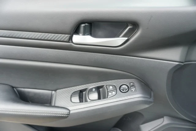Used 2025 WHITE Nissan SV image 11