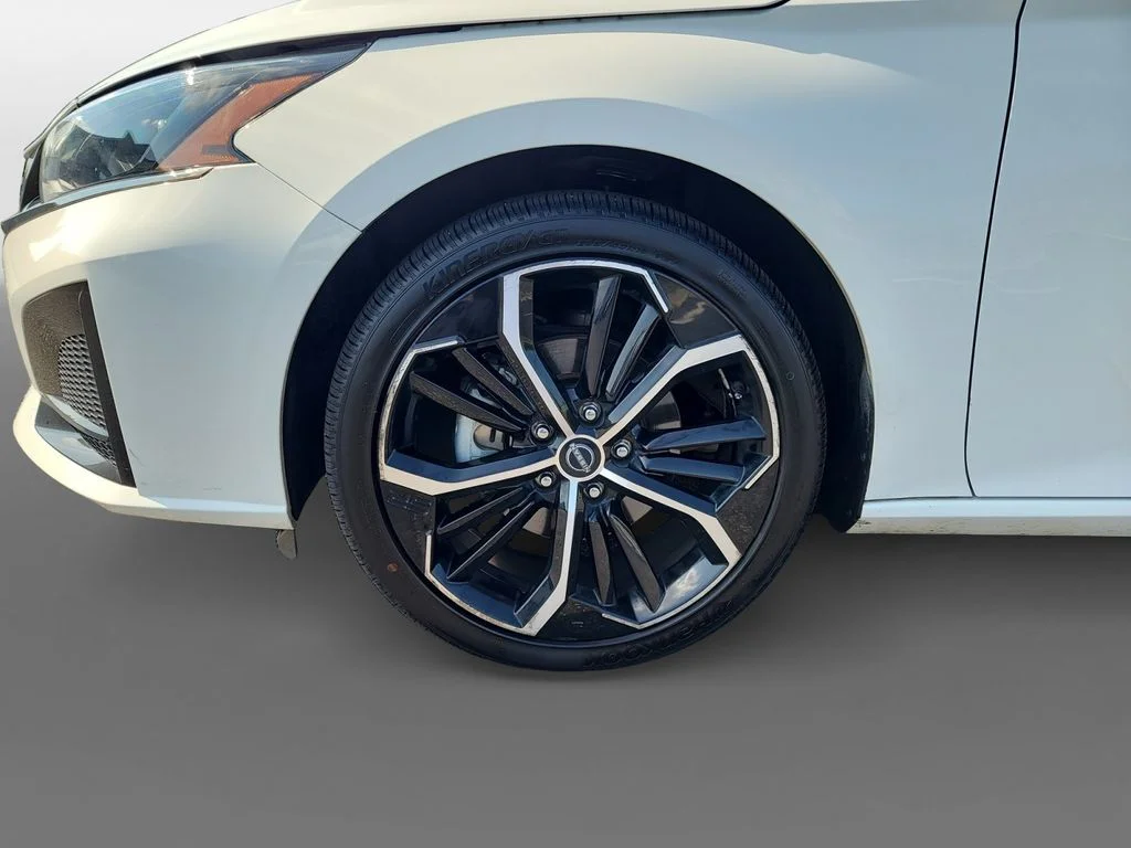 Used 2024 White Nissan 2.5 SR image 15
