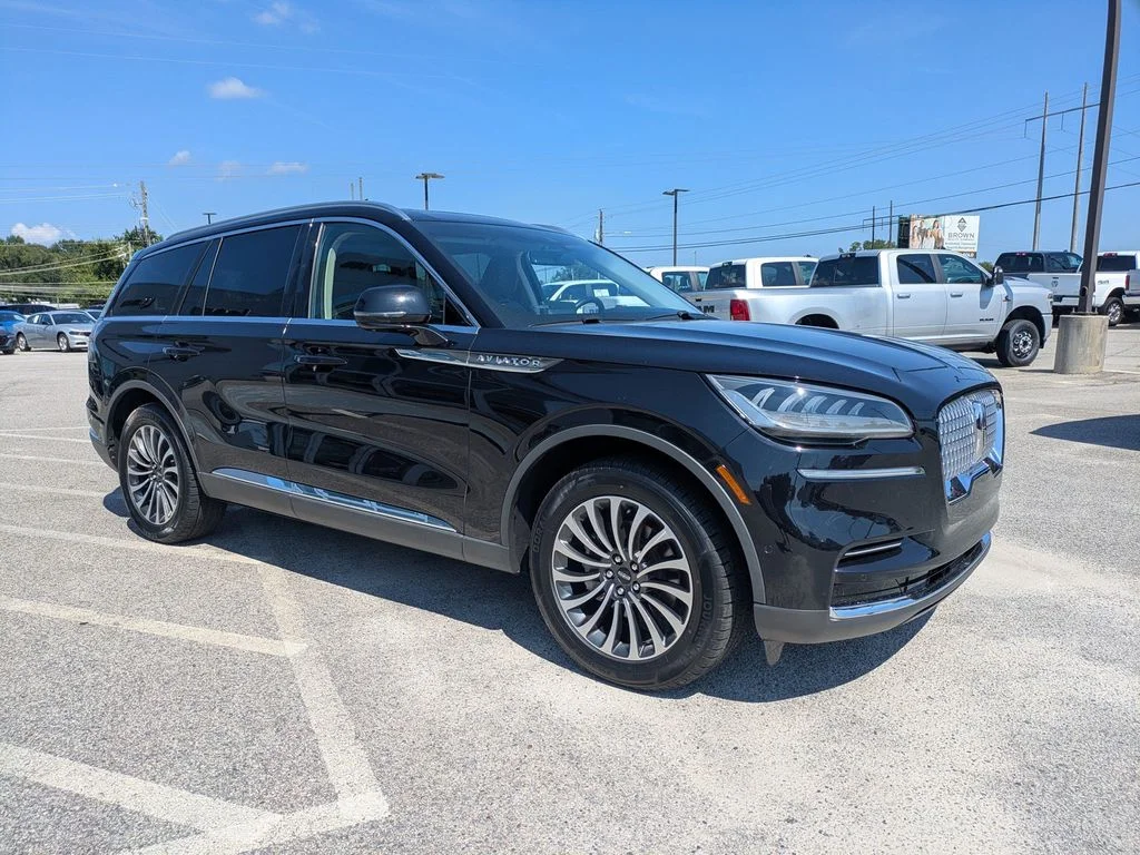 Used 2023 Black Lincoln Reserve image 2