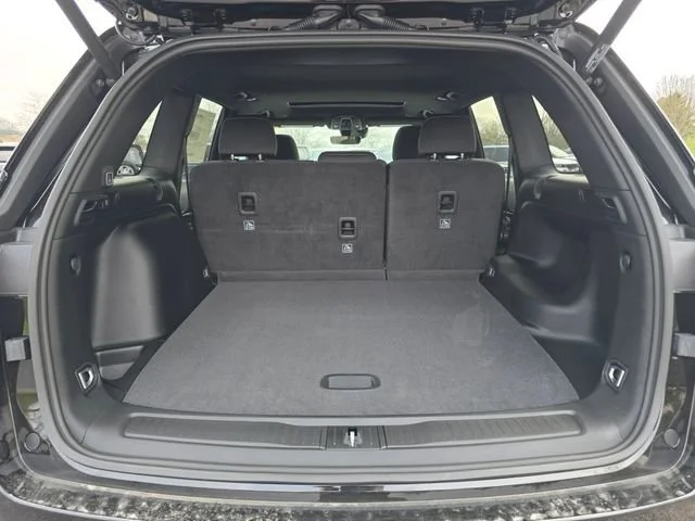New 2026 Diamond Black Crystal Pearlcoat Jeep Laredo X image 32