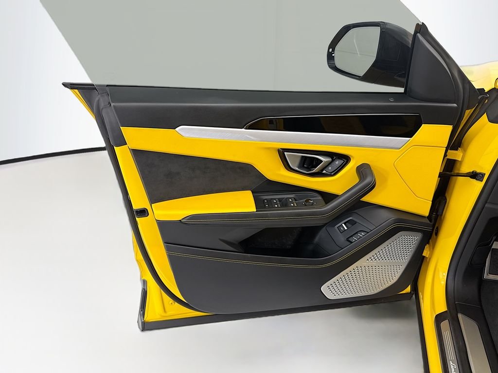 Used 2019 Black Lamborghini Base image 23