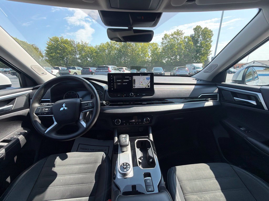 Used 2025  Mitsubishi SE image 11