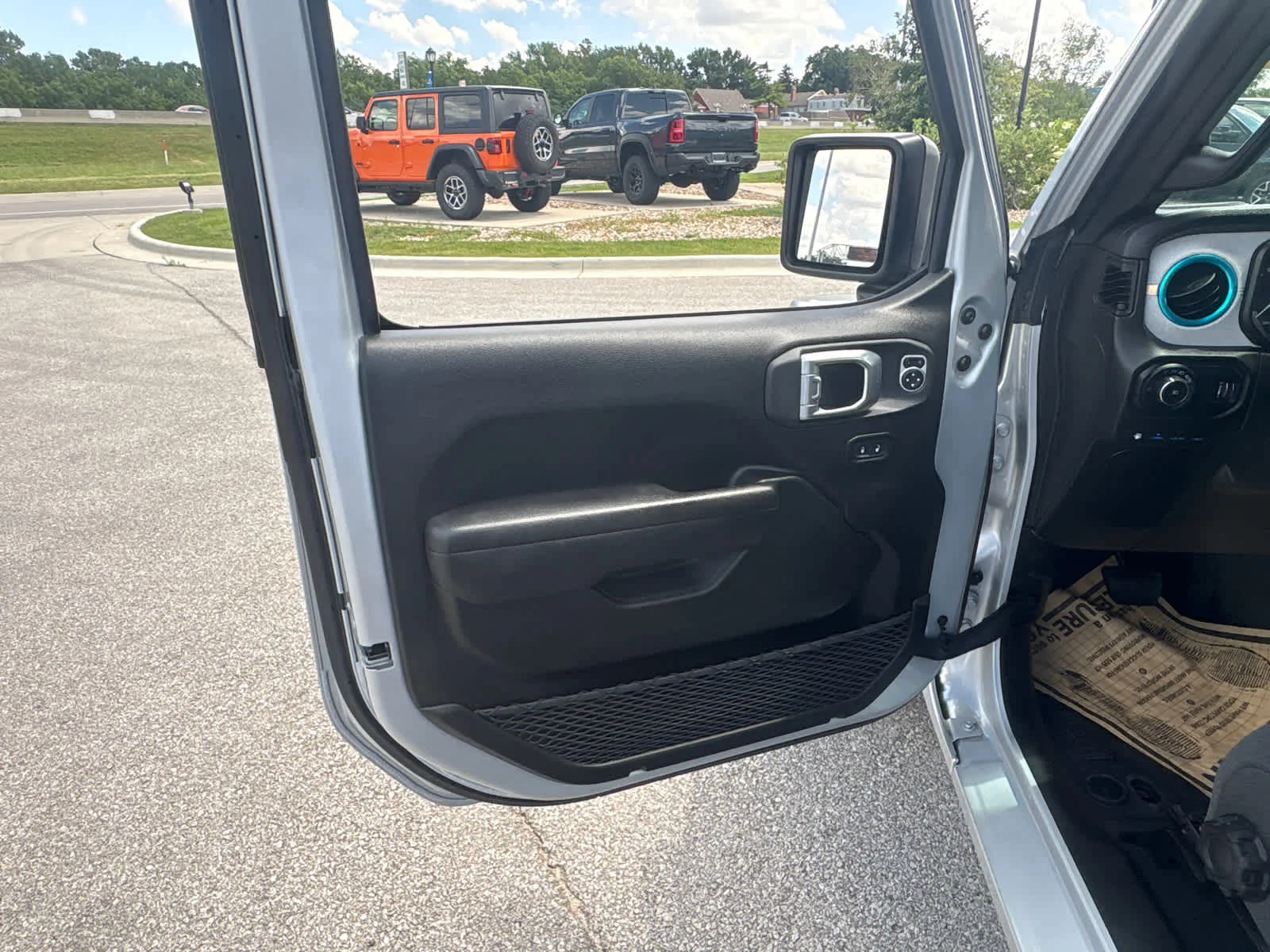 Used 2024 Silver Zynith Clearcoat Jeep Sport S image 19