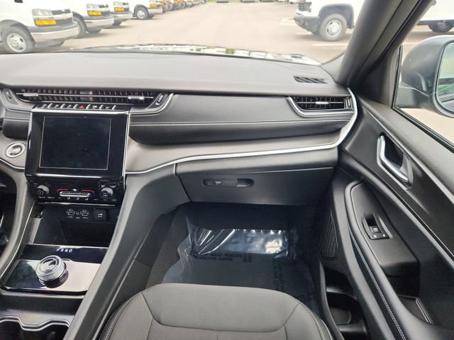 Used 2025  Jeep Laredo image 24