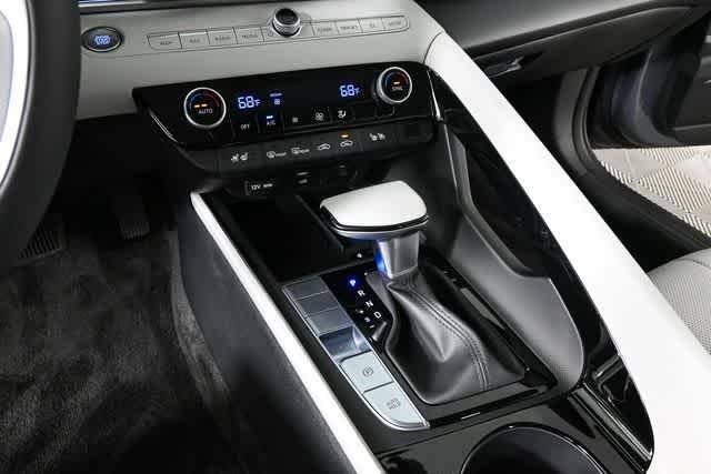 2025 Hyundai Elantra Limited - Photo 16