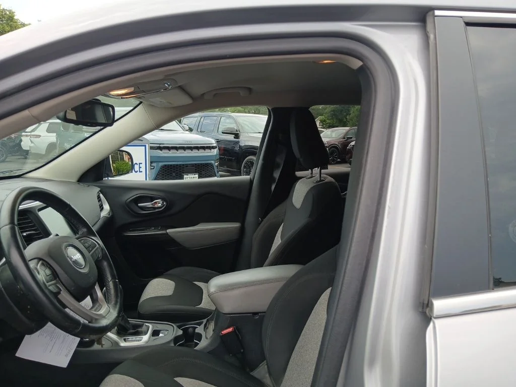 Used 2014 Silver Jeep Latitude image 5