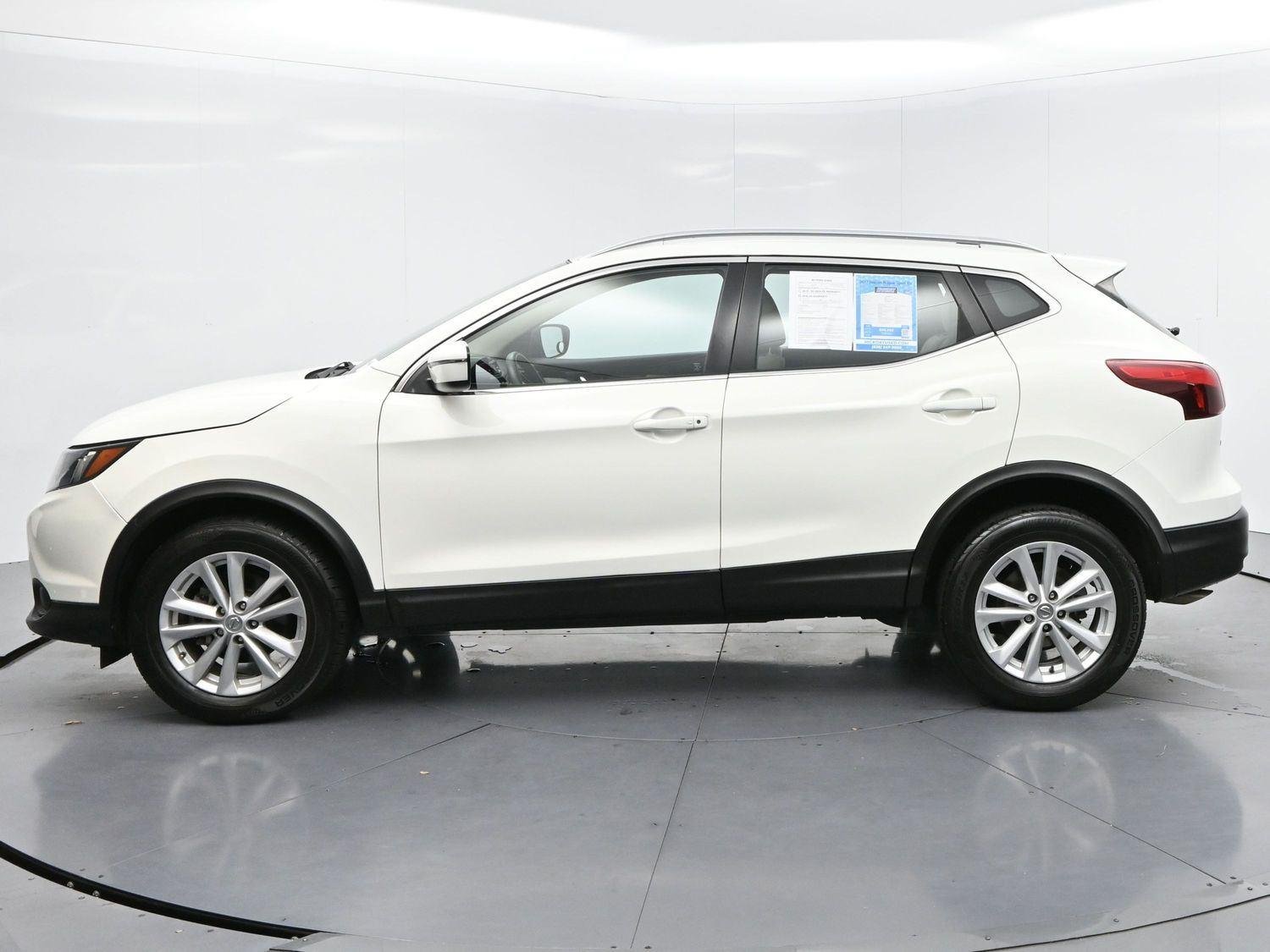 Used 2017 Glacier White Nissan SV image 4