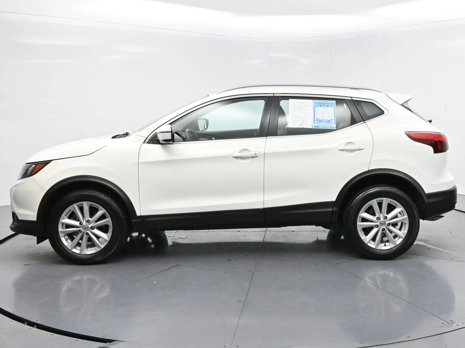 Used 2017 Glacier White Nissan SV image 4