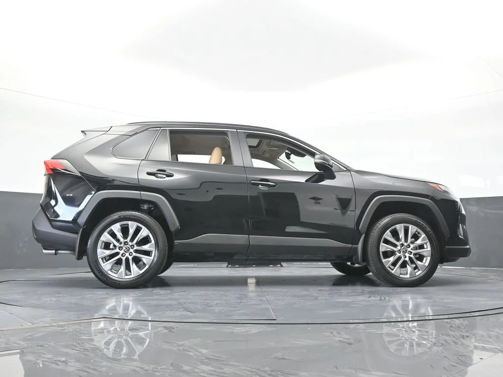 Used 2025 Midnight Black Metallic Toyota XLE Premium image 64