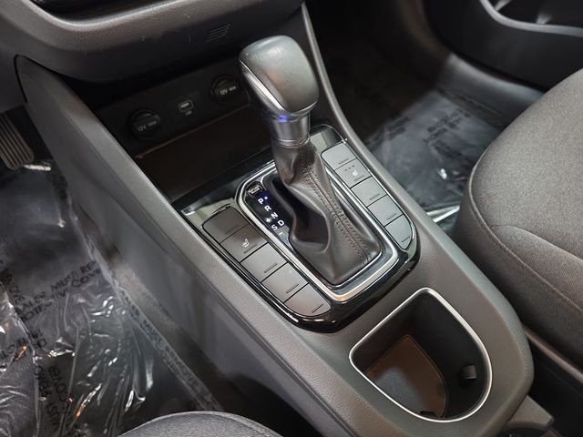 Used 2020 White Hyundai SE image 25