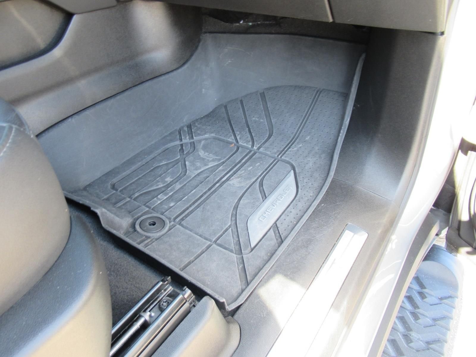 Used 2024 Gray Chevrolet Z71 image 39