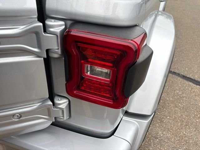 Used 2022 Silver Jeep Unlimited Sahara High Altitude image 8