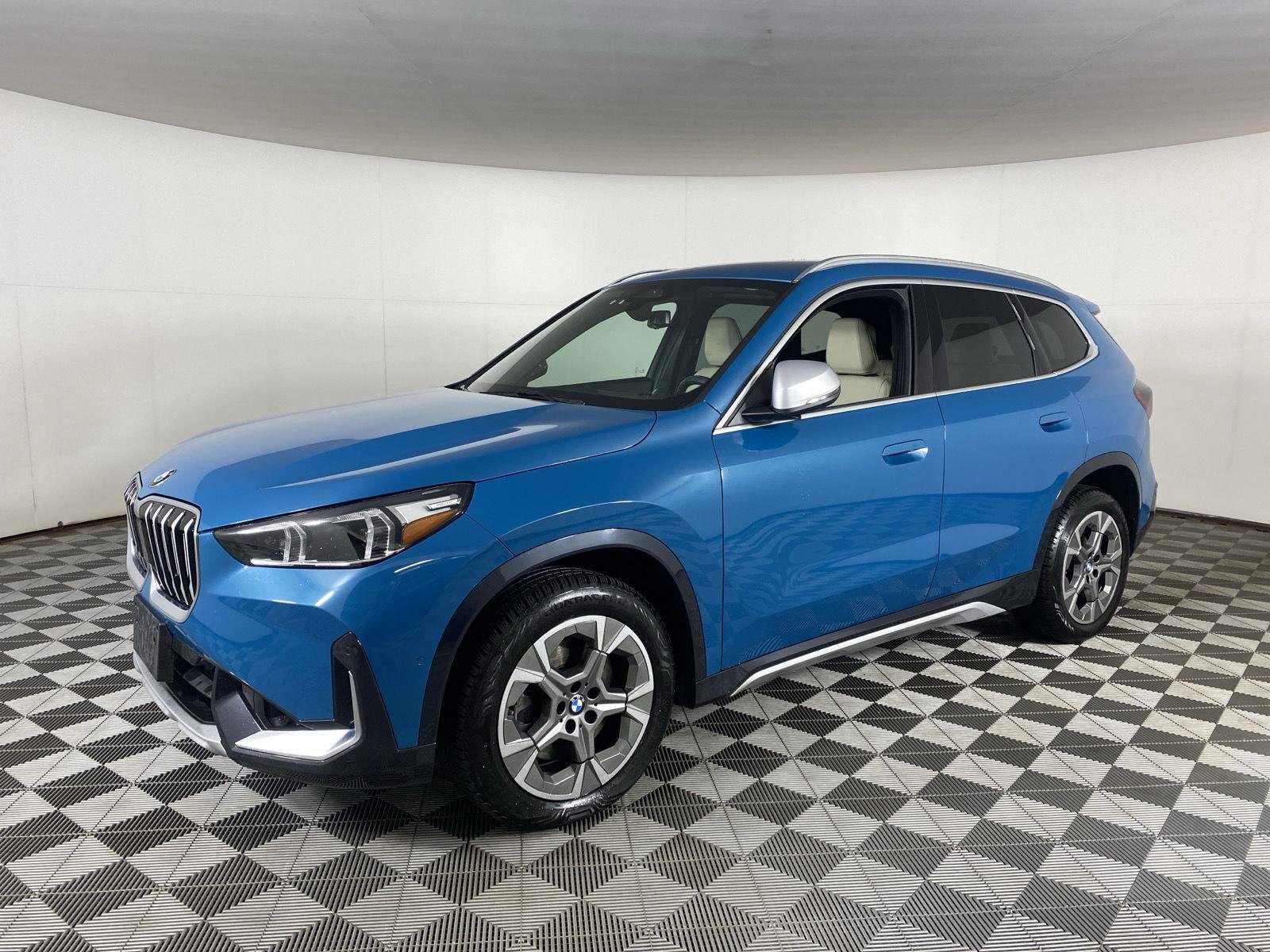 Used 2023 Blue Bay Lagoon Metallic BMW xDrive28i image 3