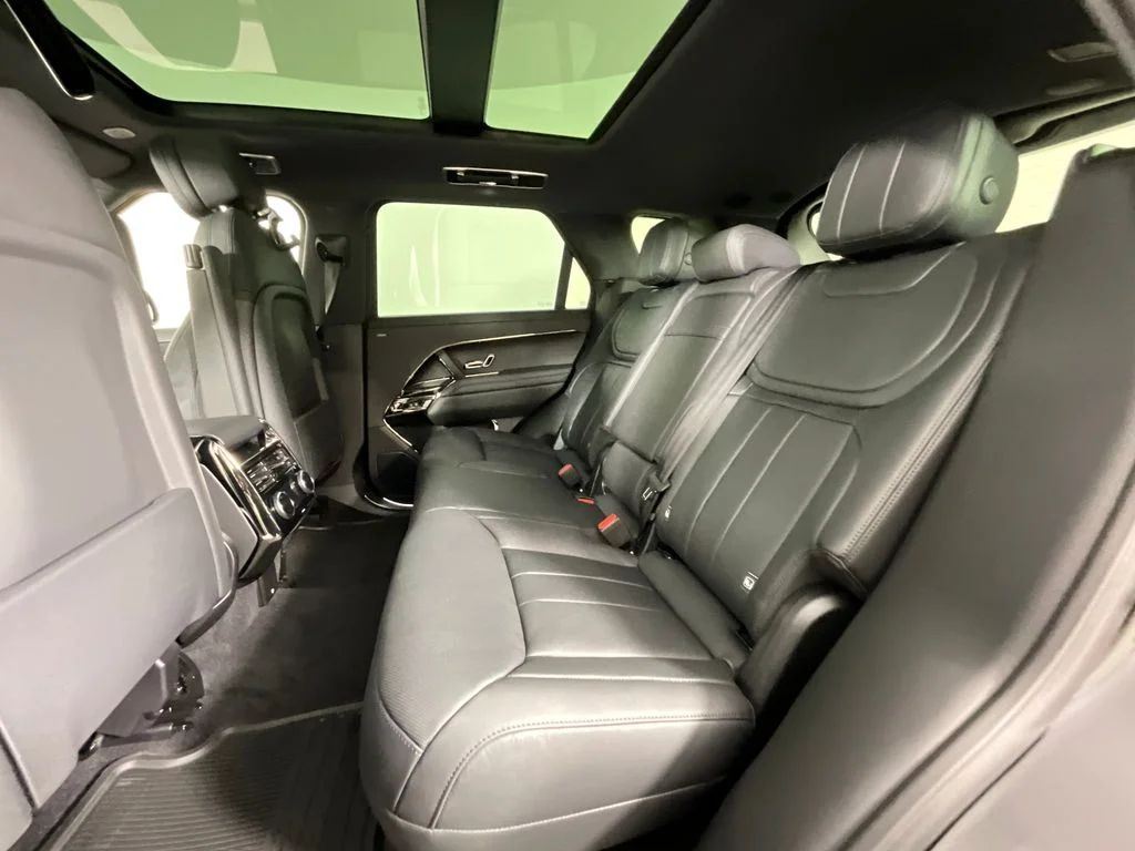 New 2026 Santorini Black Land Rover Dynamic SE image 5