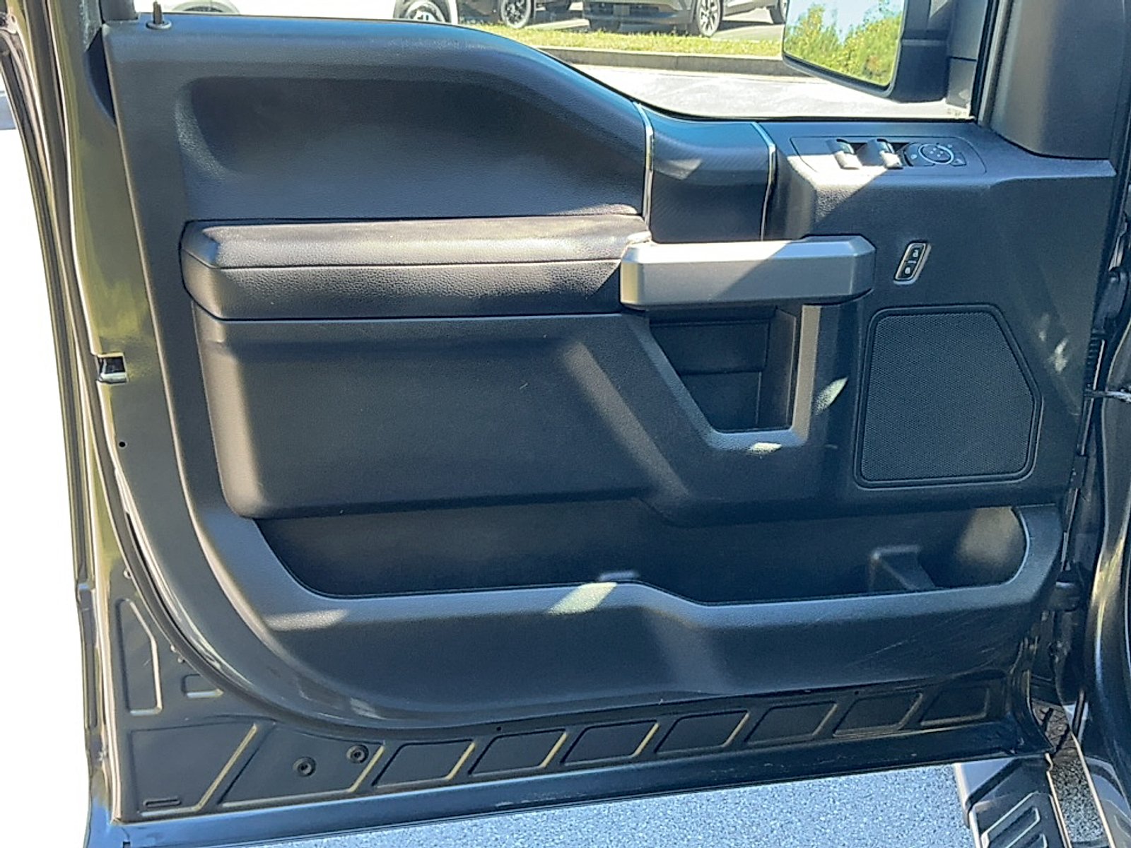 Used 2018 Magnetic Metallic Ford XLT image 8
