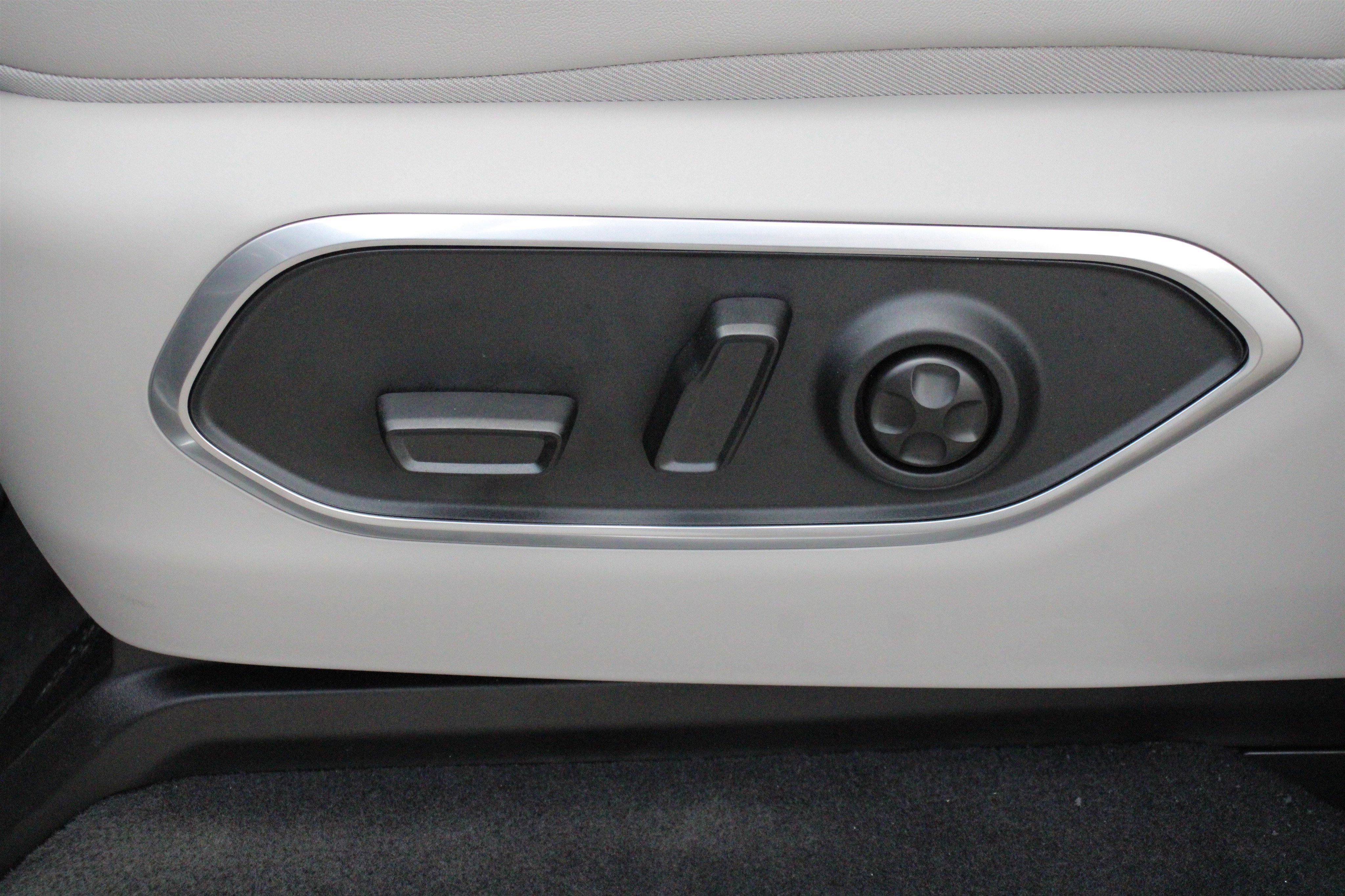 New 2026 Bright White Clear-Coat Exterior Paint Jeep Limited Reserve image 4
