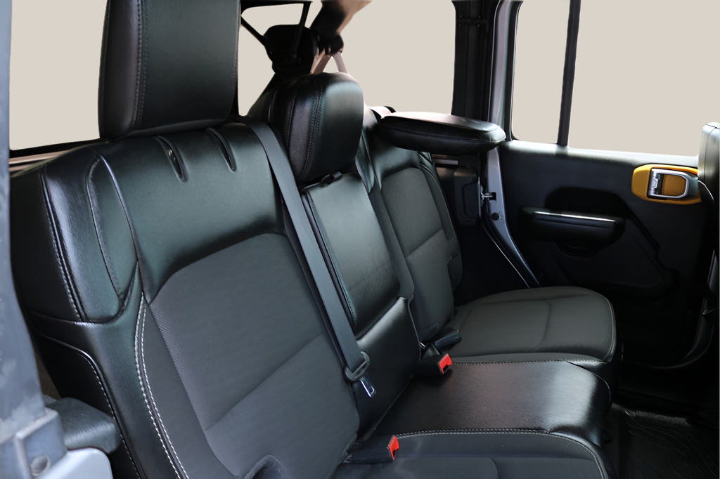 Used 2020 Silver Jeep Unlimited Sport image 17