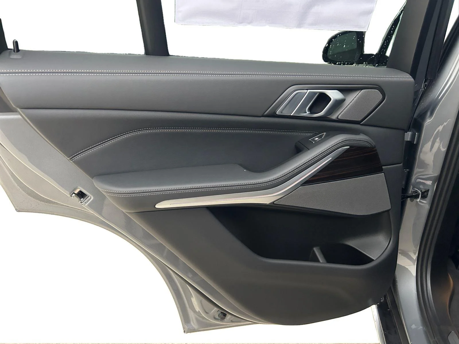Used 2024 Skyscraper Grey Metallic BMW xDrive40i image 17