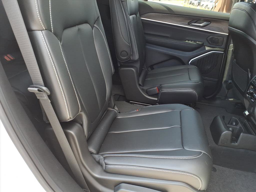 New 2025 Bright White Clear-Coat Exterior Paint Jeep Limited image 9