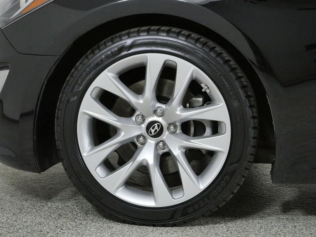 Used 2015 Black Hyundai 3.8 image 16