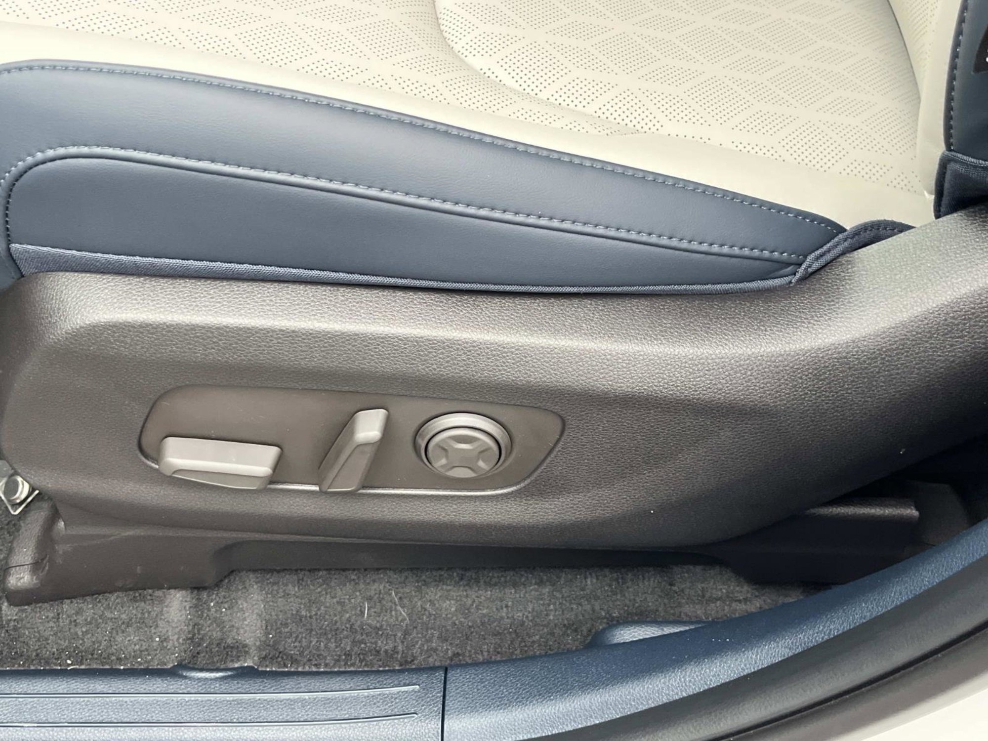 New 2026 Snow White Pearl Kia EX image 26