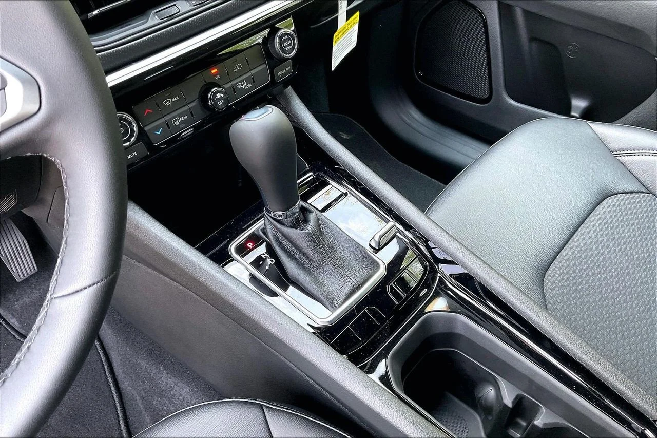 New 2026 Fathom Blue Pearl Coat Jeep Latitude image 24