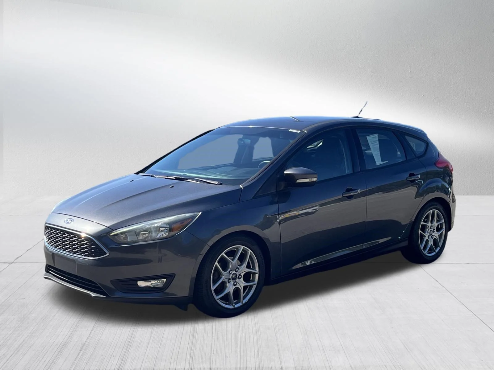 Used 2015 Magnetic Ford SE image 3