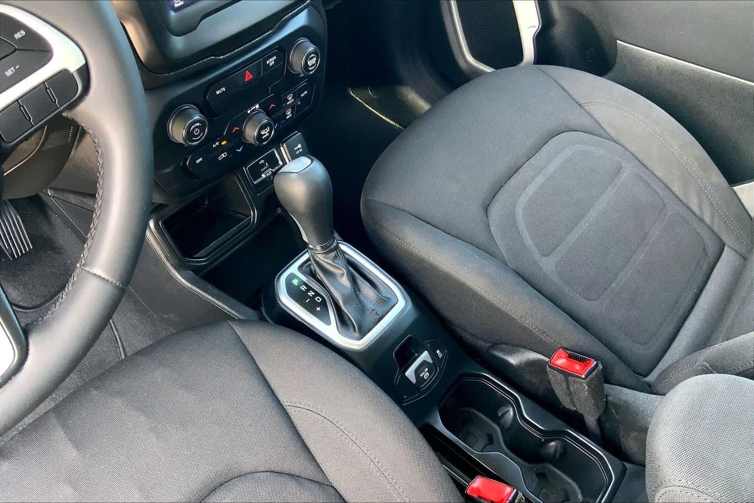 Used 2018 Granite Crystal Clearcoat Metallic Jeep Latitude image 17