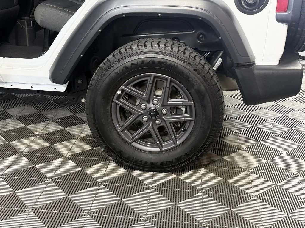 Used 2025 White Jeep Sport S image 11