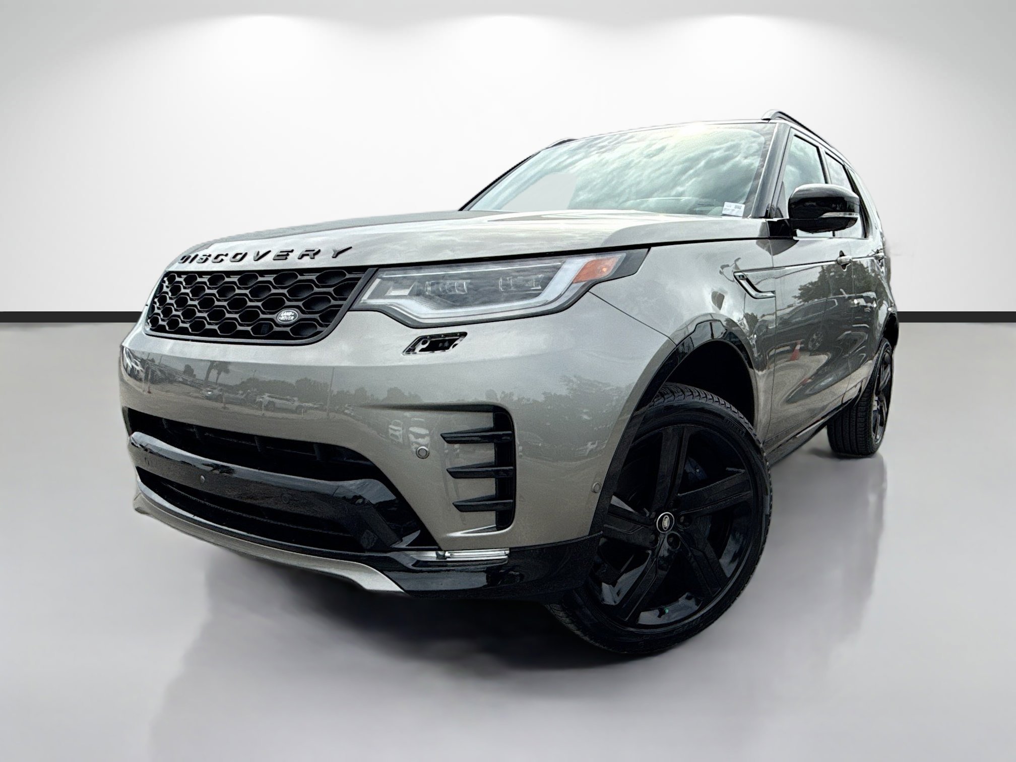 Certified Used 2025 Silver Land Rover Dynamic SE image 1